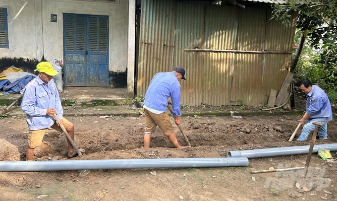 Công nhân thi công lắp đặt đường ống để cấp nước sạch cho gần 1.000 hộ dân ở huyện Cầu Kè. Ảnh: CP.