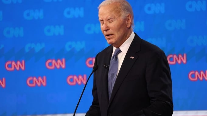 Ông Biden hắng giọng và ho nhiều lần khi tranh luận, điều bác sĩ của ông trước đó tiết lộ là do chứng trào ngược dạ dày. Ảnh: CNN.