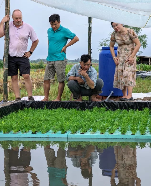Steven Starmans (left) exploring hydroponics with a local farmer in Tra Vinh. Photo: Kim Delta.