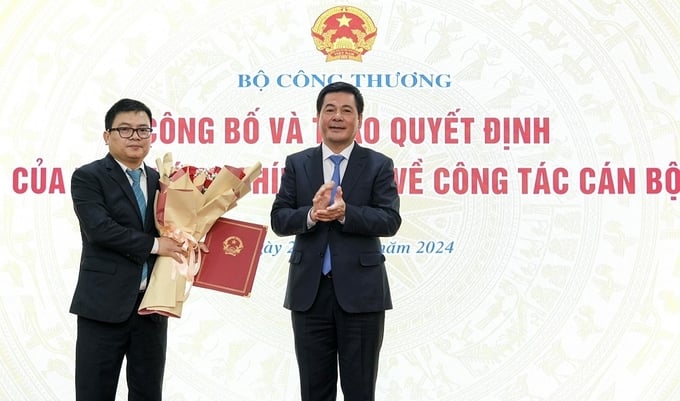 Bộ trưởng Nguyễn Hồng Diên trao quyết định bổ nhiệm cho tân Thứ trưởng.