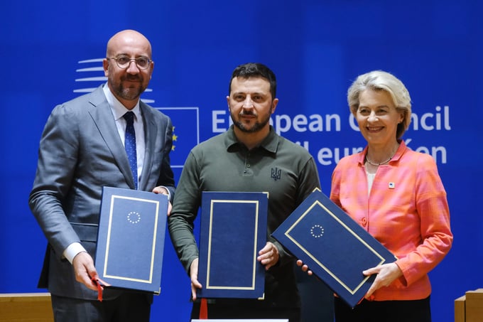 Chủ tịch Hội đồng châu Âu Charles Michel và Chủ tịch Ủy ban Châu Âu Ursula von der Leyen ký thỏa thuận an ninh với Tổng thống Ukraine Volodymyr Zelensky tại Brussels, Bỉ hôm 27/6. Ảnh: EU News.