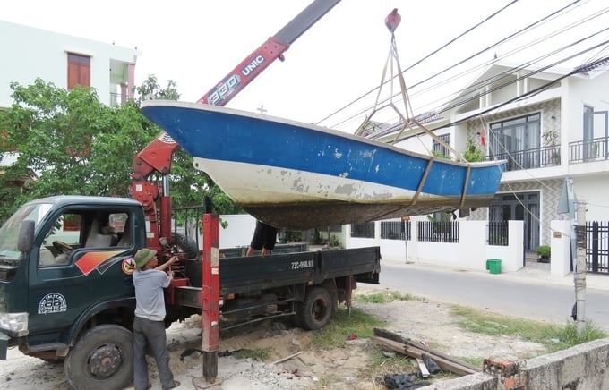 Chuẩn bị phương tiện cứu hộ trước mùa mưa bão tại thành phố Đồng Hới. Ảnh: Tâm Phùng.