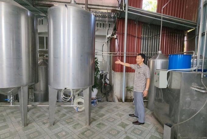 Ông Lương Thanh Sắc giới thiệu về cơ sở sản xuất rượu nếp cái hoa vàng của gia đình, với công nghệ hiện đại, có thể tách được cả andehit và axit trong rượu. Ảnh: Đinh Mười.