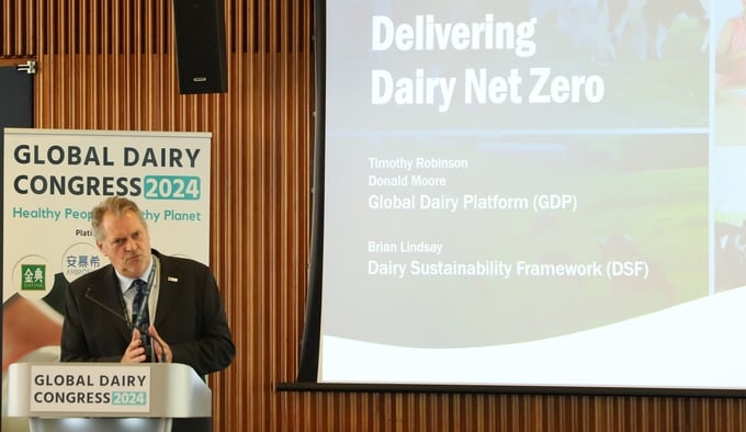 Ông Timothy Robinson trình bày về chủ đề Net Zero của ngành sữa, nhấn mạnh vai trò dẫn dắt của các quốc gia và doanh nghiệp lớn.