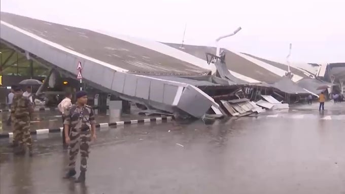 Hiện trường vụ sập mái tại sân bay quốc tế Indira Gandhi ở thủ đô New Delhi, Ấn Độ, ngày 28/6. Ảnh: ANI.