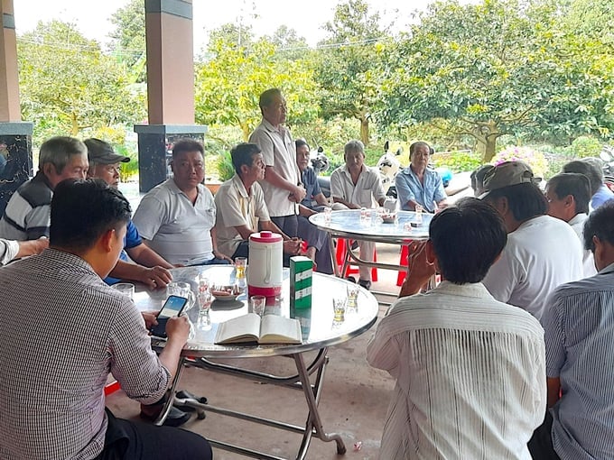 A technical transfer session of the Tan Phu Community Agricultural Extension Group (Chau Thanh district) with durian farmers. Photo: Minh Dam.