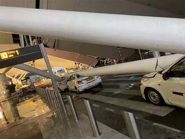 Cột chống đỡ mái che của sân bay quốc tế Indira Gandhi đè bẹp nhiều ô tô ngày 28/6. Ảnh: NDTV.
