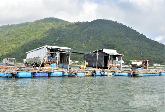Phần lớn các lồng bè nuôi biển tại Kiên Giang hiện nay là do ngư dân tự chế bằng cây gỗ, sức bền và khả năng chịu sóng gió kém, chỉ có thể nuôi gần bờ, hiệu quả không cao. Ảnh: Trung Chánh.