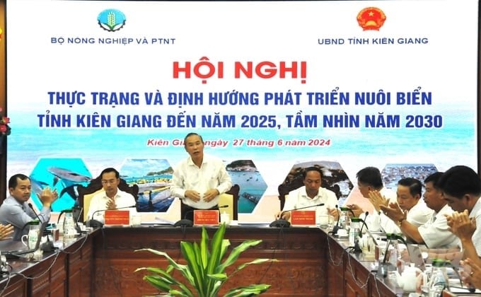 Deputy Minister Phung Duc Tien co-chaired the 'Conference on the current status and orientation of marine farming development in Kien Giang province until 2030.' Photo: Trung Chanh.