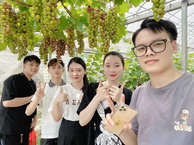 A group of students from Bac Giang University of Agriculture and Forestry participated in the innovative startup project 'Connecting agricultural and cultural tourism destinations in Bac Giang province'. Photo: Pham Hieu.