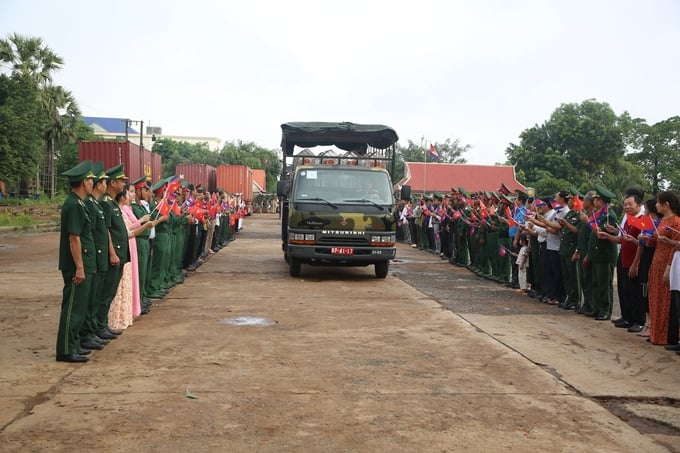 Lễ đón hài cốt liệt sĩ từ Campuchia về nước.