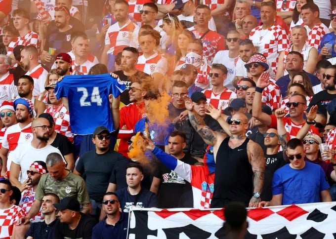 Cổ động viên Croatia đốt pháo sáng trên sân nên đội bóng của họ đã nhận án phạt tiền từ UEFA.