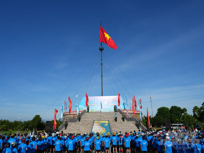 Tại kỳ đài bờ bắc di tích quốc gia đặc biệt Đôi bờ Hiền Lương - Bến Hải, UBND tỉnh Quảng Trị và Báo Thanh Niên phối hợp tổ chức khai hội đạp xe Vì hòa bình. Ảnh: Võ Dũng.