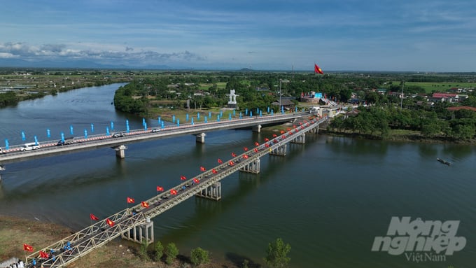 Cầu Hiền Lương - sông Bến Hải, nơi khai mạc sự kiện đạp xe Vì hòa bình. Ảnh: Võ Dũng.