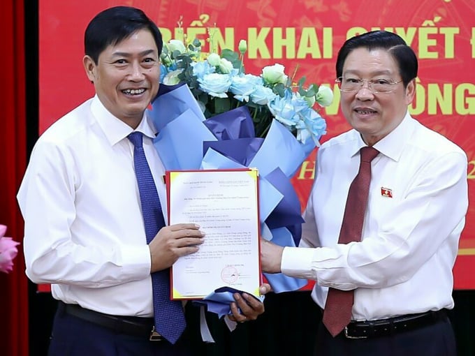 Ông Nguyễn Hữu Đông (trái), nhận quyết định điều động, bổ nhiệm từ Trưởng ban Nội chính Trung ương Phan Đình Trạc. Ảnh: Hoàng Phong