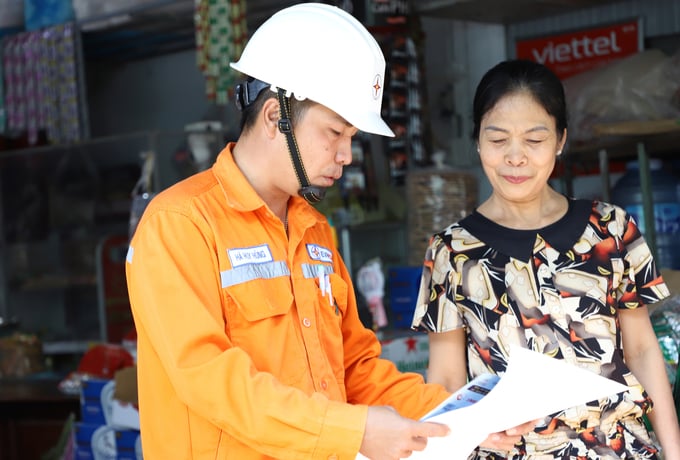 Nhân viên PC Đắk Nông hướng dẫn người dân các quy trình sử dụng điện an toàn. Ảnh: Tâm An.