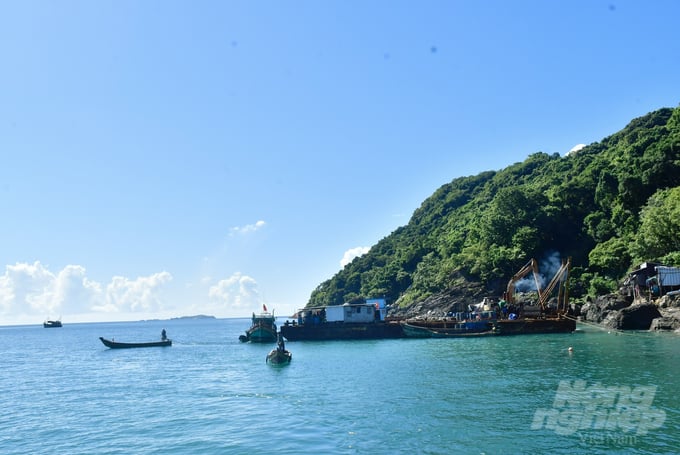 Chủ tịch UBND tỉnh Cà Mau Huỳnh Quốc Việt vừa ký quyết định thành lập Khu bảo tồn biển có diện tích 27.000 ha. Ảnh: Trọng Linh.