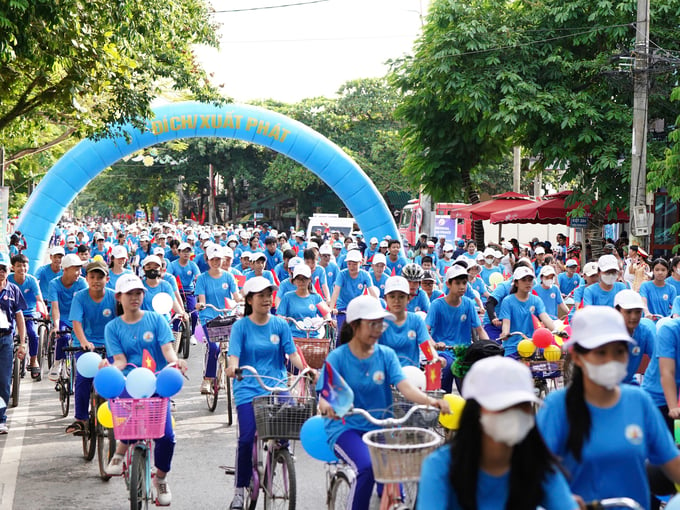 500 em học sinh tiểu học và THCS trên địa bàn thị xã Quảng Trị diễu hành quanh Thành cổ . Ảnh: VD.