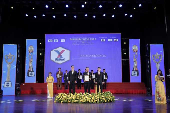 Ông Lê Trần Bá Thông, Phó Tổng Giám đốc Tập đoàn GrowMax nhận cúp và chứng nhận tại Lễ công bố 'Thương hiệu xuất sắc châu Á' diễn ra ngày 29/6 tại TP. Hồ Chí Minh.