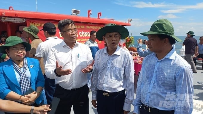 The leader of Soc Trang province requires the contractor to implement the exploitation and transportation of sea sand in strict compliance with the provisions of the law. Photo: Kim Anh.