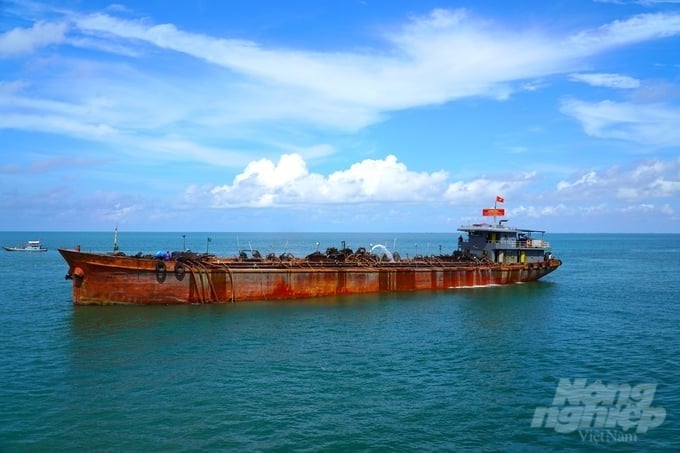Vehicles, machinery, and equipment began operating to exploit the sea sand. Photo: Kim Anh.