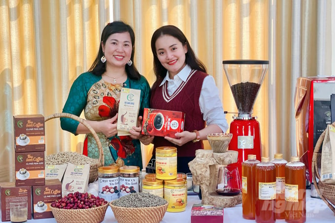 Khe Sanh Agricultural Cooperative has 2 4-star OCOP products including Khe Sanh Coffee 100% Arabica powder and Khe Sanh Coffee roasted beans. Photo: Vo Dung.