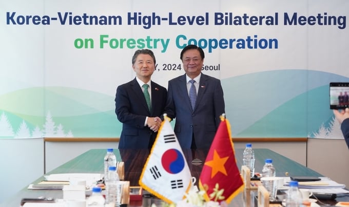 Minister of Agriculture and Rural Development Le Minh Hoan met with Minister of the Korean Forestry Service Nam Sunghyun. Photo: ICD.