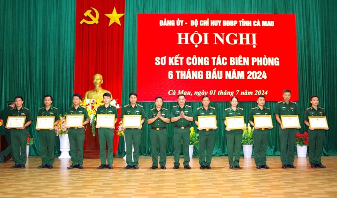 Đại tá Phạm Anh Chương, Chỉ huy trưởng BĐBP tỉnh và Đại tá Phạm Minh Giang, Chính ủy BĐBP tặng giấy khen cho các cá nhân có thành tích tiêu biểu trong 6 tháng đầu năm 2024.