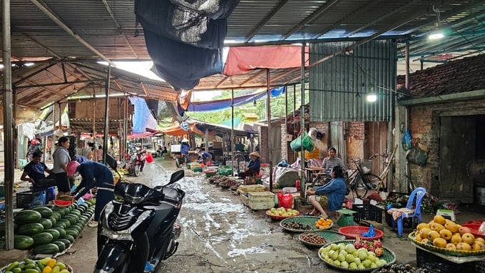 Chợ tạm Đồng Tâm là một trong những nguồn cung cấp thực phẩm. Ảnh: Văn Việt.