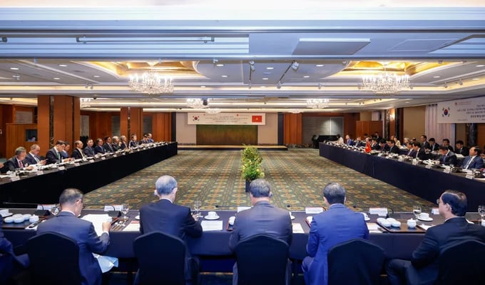 Prime Minister Pham Minh Chinh held a discussion with leaders of nearly 20 leading Korean corporations. Photo: VGP.