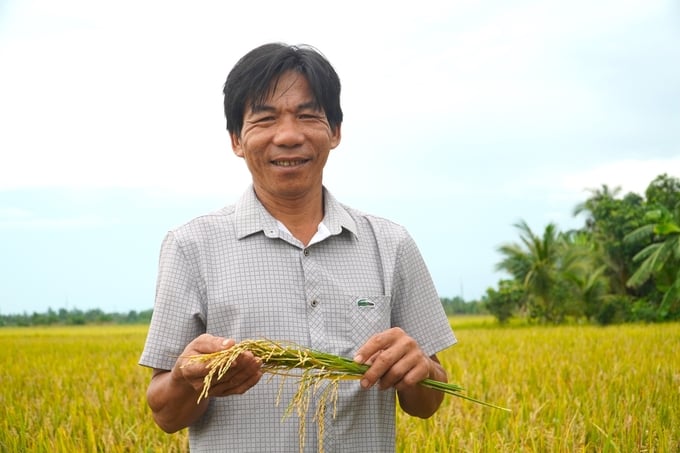 Ông Trần Công Danh, Tổ trưởng THT 2 lúa – 1 màu khẳng định tiếp tục nhân rộng và phát triển mô hình trồng lúa thân thiện với môi trường. Ảnh: Kim Anh.