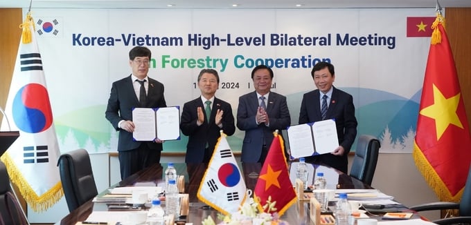 Hai Bộ trưởng nhất trí thành lập Trung tâm Hợp tác Lâm nghiệp Hàn Quốc - Việt Nam. Ảnh: ICD.