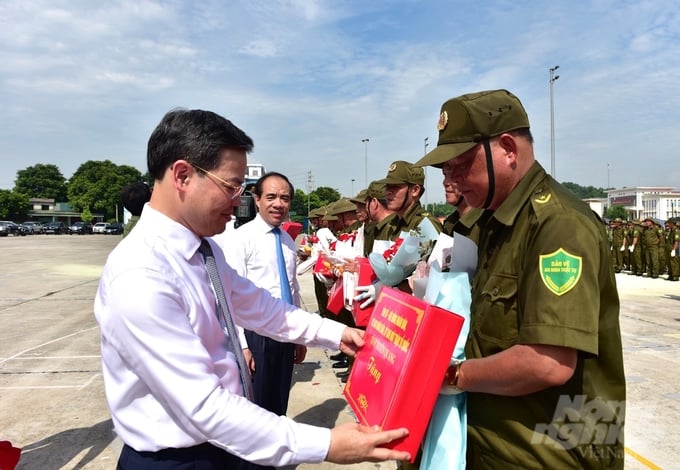 Lãnh đạo tỉnh Tuyên Quang tặng quà cho các tổ bảo vệ an ninh, trật tự ở cơ sở. Ảnh: LT.