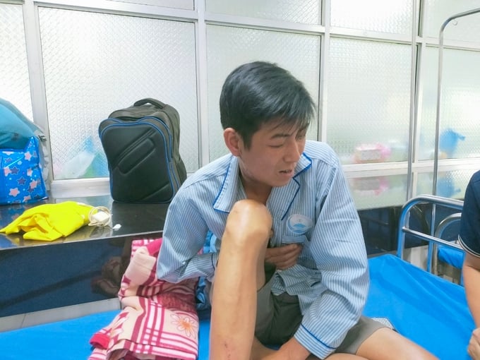 Anh Triệu Văn Xuân đang điều trị vẫn từng phút ngóng thông tin cứu hộ người còn lại đang kẹt trong hang. Ảnh: Ngọc Tú. 