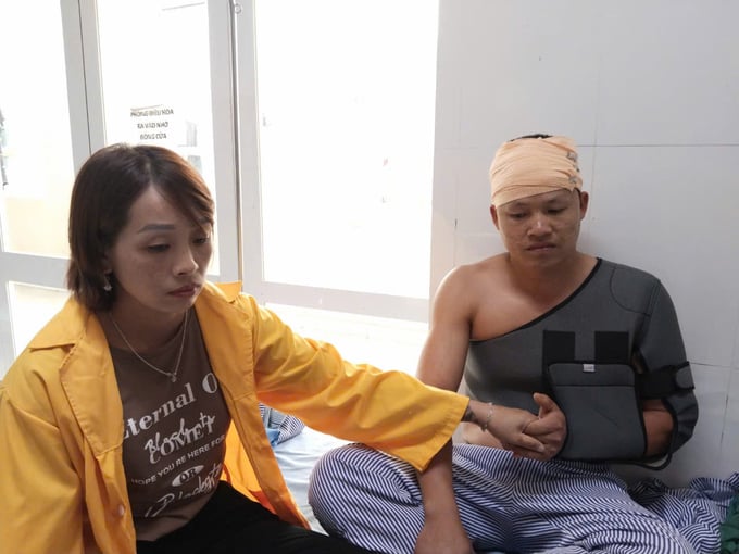 Anh Bàn Bàn Tòn Lưu đang điều trị ở bệnh viện vẫn chưa hết bàng hoàng khi thoát nạn trong gang tấc. Ảnh: Ngọc Tú. 