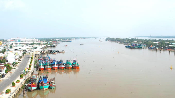 Lưu vực sông Tiền tỉnh Tiền Giang đang có 31 mỏ cát sông. Ảnh: Kim Nữ.