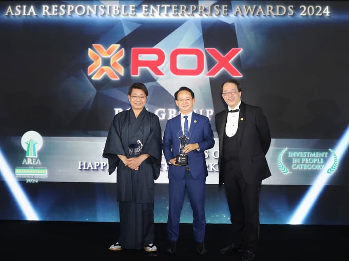Đại diện ROX Group nhận giải thưởng Doanh nghiệp Trách nhiệm châu Á - AREA. Ảnh: ROX Group.
