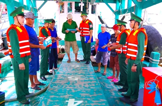 The Command Board of the Ca Mau Border Guard has advised the Chairman of the People's Committee of Ca Mau Province to impose administrative fines on two detained fishing boats that violated foreign waters, with a total fine of more than VND 1.8 billion. Photo: Hoang Ta.