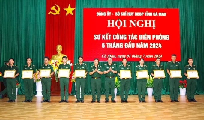 Colonel Pham Anh Chuong, Commander of the Ca Mau Border Guard, and Colonel Pham Minh Giang, Political Commissar of the Border Guard, awarded certificates of merit to individuals with outstanding achievements in the first six months of 2024.