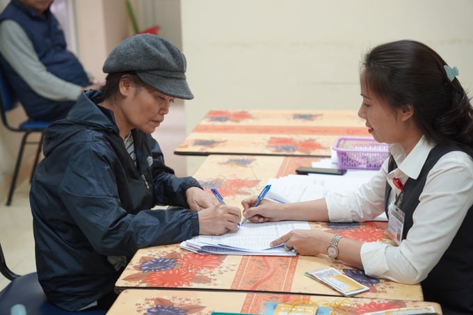 Nhân viên Bưu điện Việt Nam hỗ trợ chi trả lương hưu, trợ cấp BHXH trong tháng 7/2024. Ảnh: VNP.