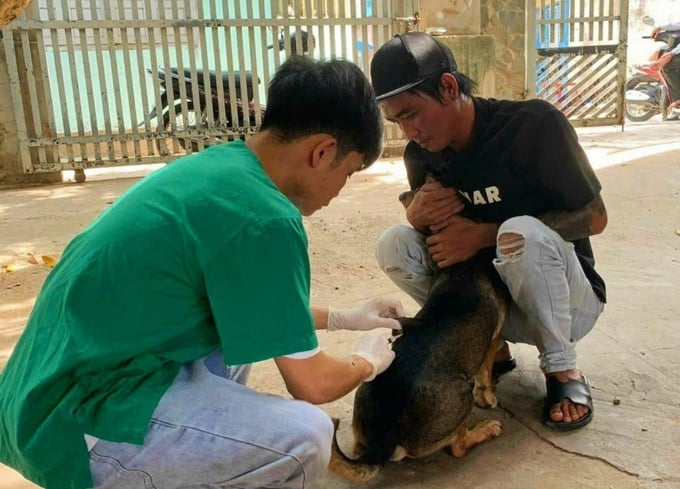 Người dân tỉnh Bình Thuận đưa cho tiêm phòng vacxin bệnh dại. Ảnh: KS.
