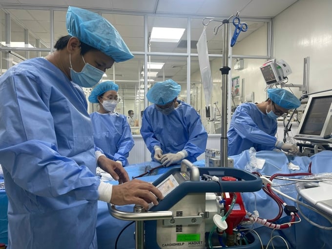 Ê kíp kỹ thuật oxy hóa máu qua màng ngoài cơ thể (ECMO) Bệnh viện Quân y 175 phối hợp Bệnh viện Sao Hàn đặt ECMO, cứu người bệnh. Ảnh: Trần Chính.