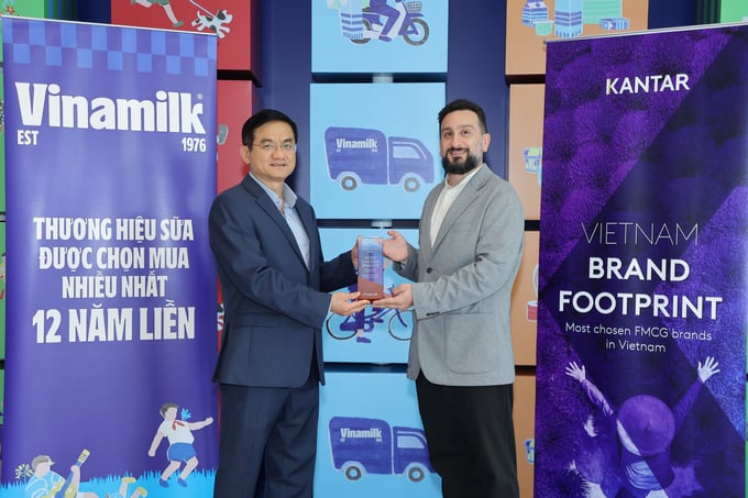 Đại diện Kantar Việt Nam (bên phải) trao các chứng nhận cho ông Nguyễn Quang Trí, Giám đốc điều hành Marketing Vinamilk.