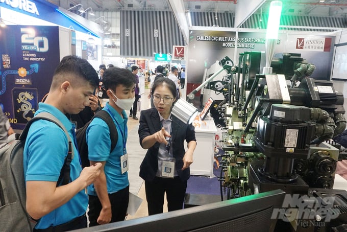 Nhiều máy móc trong ngành cơ khí chính xác và sản xuất chế tạo hiện đại được giới thiệu tại MTA Vietnam 2024. Ảnh: Nguyễn Thủy.