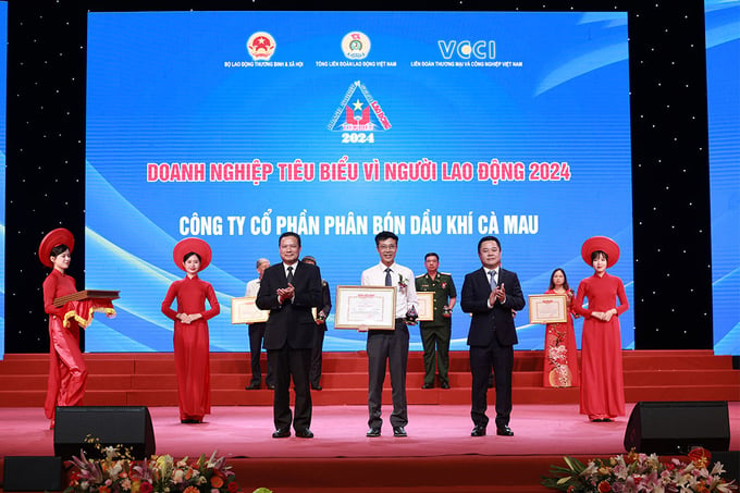 Ông Nguyễn Đức Hạnh, Thành viên Hội đồng Quản trị, Chủ tịch Công đoàn PVCFC đại diện nhận bằng chứng nhận.