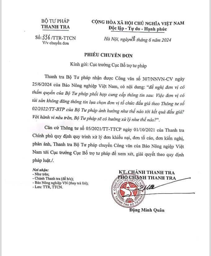 Thanh tra Bộ Tư pháp chuyển công văn của Báo Nông nghiệp Việt Nam tới Cục trưởng Cục Bổ trợ Tư pháp để xem xét, giải quyết theo quy định pháp luật. Ảnh: PV.