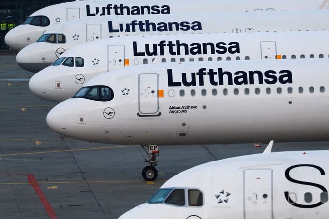 Các máy bay của hãng hàng không Lufthansa đỗ tại sân bay Frankfurt hồi tháng 3/2024. Ảnh: Reuters.