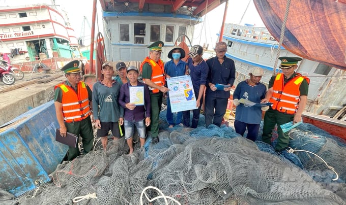 Lực lượng Bộ đội biên phòng tỉnh thường xuyên kiểm tra giấy tờ tàu cá vừa cập cảng và tuyên truyền chống IUU tại các cảng cá.