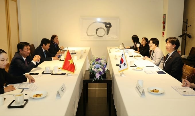 Buổi làm việc giữa Bộ NN-PTNT và Bộ Nông nghiệp, Thực phẩm và PTNT Hàn Quốc ngày 2/7. Ảnh: ICD.