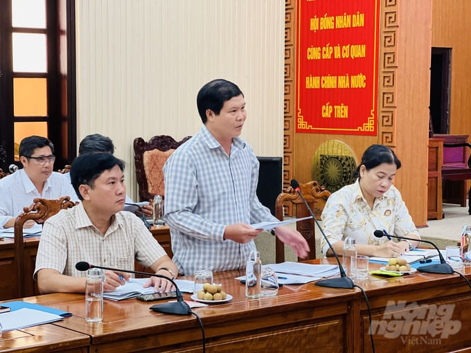 Ông Trần Minh Hải, Chủ tịch UBND TP Bạc Liêu báo cáo tình hình sạt lở trên địa bàn. Ảnh: Trọng Linh.